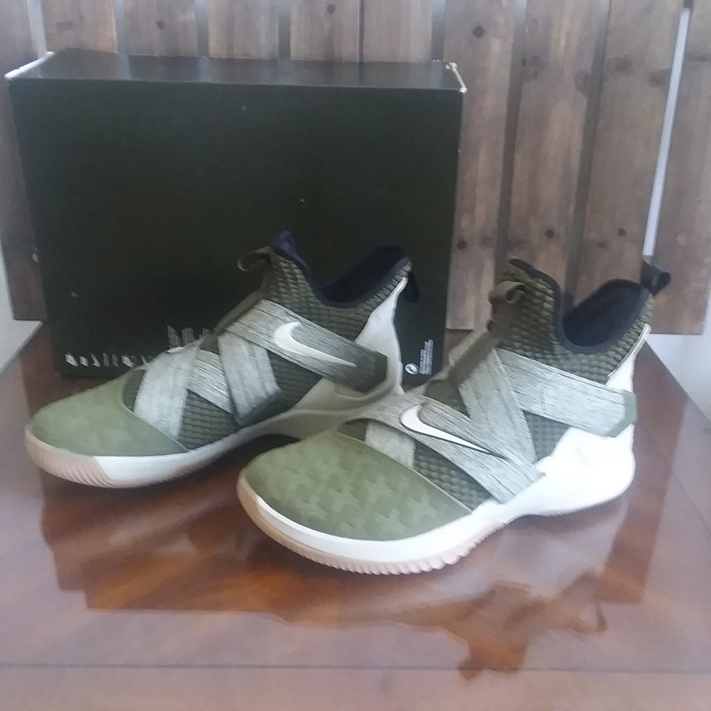 Nike LeBron James Shoes NEW - Picture 2 of 8
